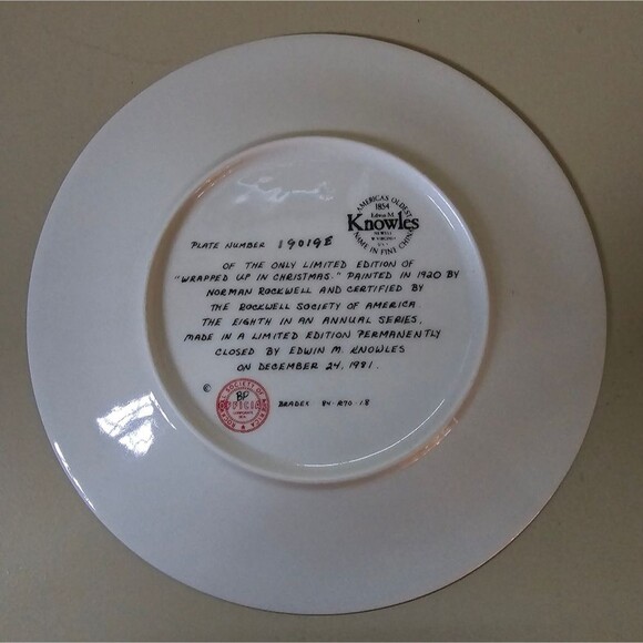 Norman Rockwell Collector Plate "Wrapped Up in Christmas" 1981 Rockwell Classic - Picture 2 of 5